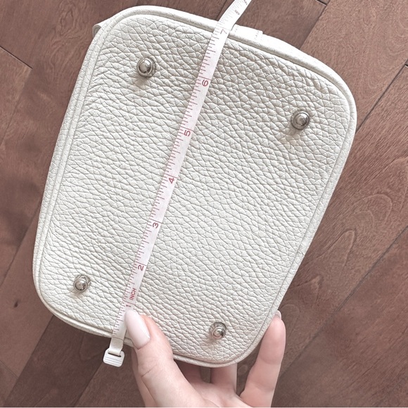 Elegant off White Leather Bucket Tote Bag with silver horse charm - Picture 6 of 13